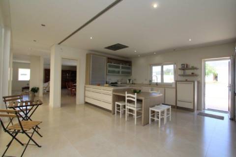 Moradia com piscina e jardim, na Urbanização Cerro Azul, em Quelfes - Olhão