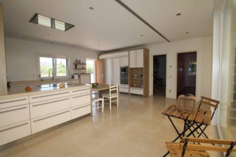 Moradia com piscina e jardim, na Urbanização Cerro Azul, em Quelfes - Olhão