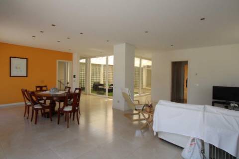 Moradia com piscina e jardim, na Urbanização Cerro Azul, em Quelfes - Olhão