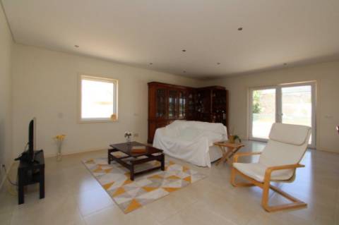 Moradia com piscina e jardim, na Urbanização Cerro Azul, em Quelfes - Olhão