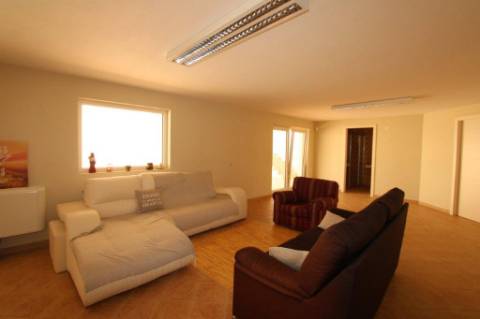 Moradia com piscina e jardim, na Urbanização Cerro Azul, em Quelfes - Olhão