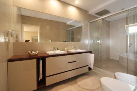 Moradia com piscina e jardim, na Urbanização Cerro Azul, em Quelfes - Olhão