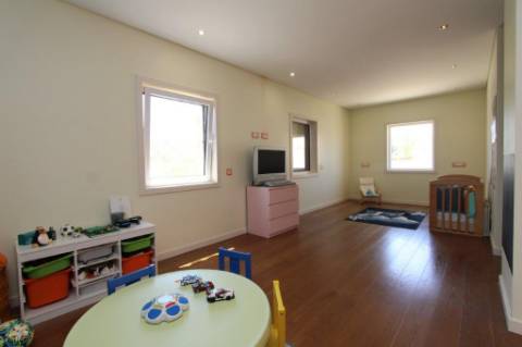 Moradia com piscina e jardim, na Urbanização Cerro Azul, em Quelfes - Olhão