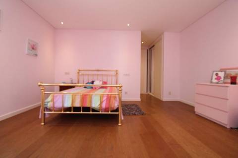 Moradia com piscina e jardim, na Urbanização Cerro Azul, em Quelfes - Olhão