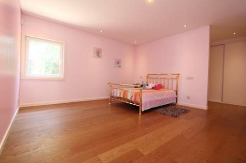 Moradia com piscina e jardim, na Urbanização Cerro Azul, em Quelfes - Olhão