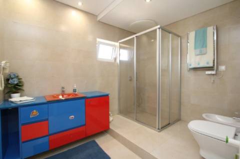 Moradia com piscina e jardim, na Urbanização Cerro Azul, em Quelfes - Olhão