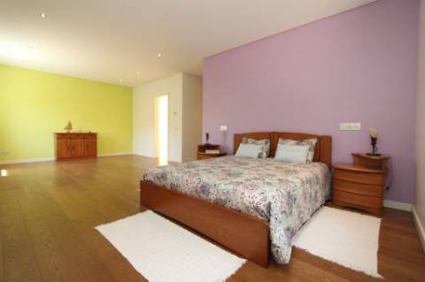 Moradia com piscina e jardim, na Urbanização Cerro Azul, em Quelfes - Olhão