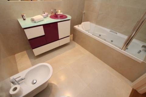 Moradia com piscina e jardim, na Urbanização Cerro Azul, em Quelfes - Olhão