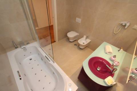 Moradia com piscina e jardim, na Urbanização Cerro Azul, em Quelfes - Olhão