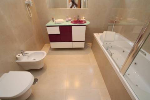 Moradia com piscina e jardim, na Urbanização Cerro Azul, em Quelfes - Olhão