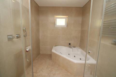 Moradia com piscina e jardim, na Urbanização Cerro Azul, em Quelfes - Olhão