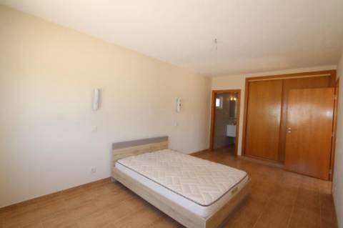 Moradia com piscina e jardim, na Urbanização Cerro Azul, em Quelfes - Olhão