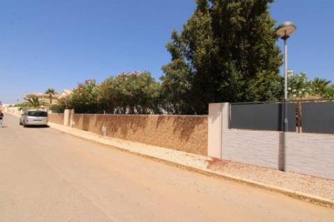 Moradia com piscina e jardim, na Urbanização Cerro Azul, em Quelfes - Olhão
