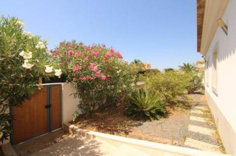 Moradia com piscina e jardim, na Urbanização Cerro Azul, em Quelfes - Olhão