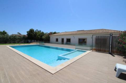 Moradia com piscina e jardim, na Urbanização Cerro Azul, em Quelfes - Olhão