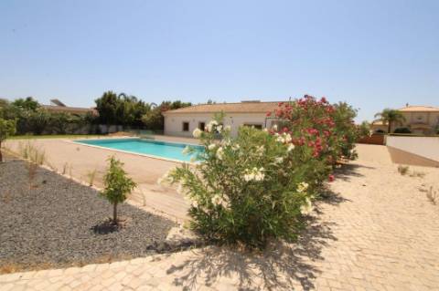 Moradia com piscina e jardim, na Urbanização Cerro Azul, em Quelfes - Olhão