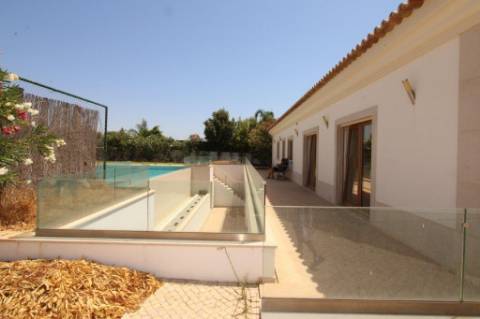 Moradia com piscina e jardim, na Urbanização Cerro Azul, em Quelfes - Olhão