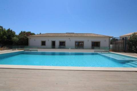 Moradia com piscina e jardim, na Urbanização Cerro Azul, em Quelfes - Olhão