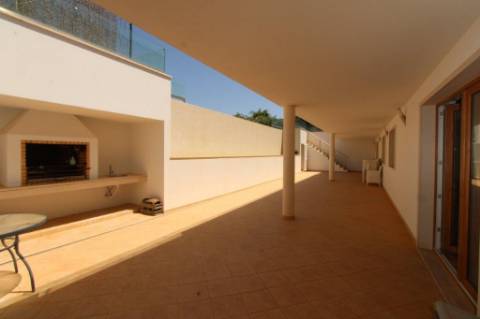 Moradia com piscina e jardim, na Urbanização Cerro Azul, em Quelfes - Olhão