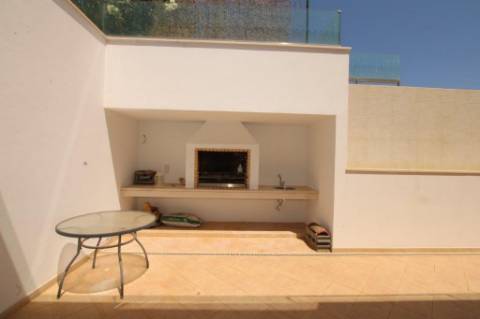 Moradia com piscina e jardim, na Urbanização Cerro Azul, em Quelfes - Olhão