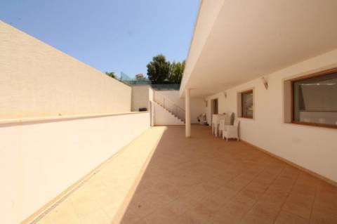 Moradia com piscina e jardim, na Urbanização Cerro Azul, em Quelfes - Olhão