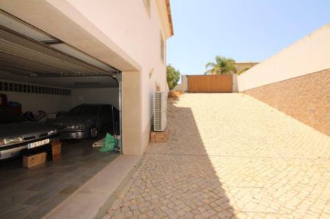 Moradia com piscina e jardim, na Urbanização Cerro Azul, em Quelfes - Olhão
