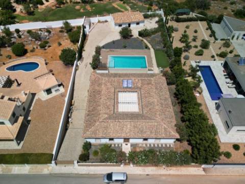 Moradia com piscina e jardim, na Urbanização Cerro Azul, em Quelfes - Olhão