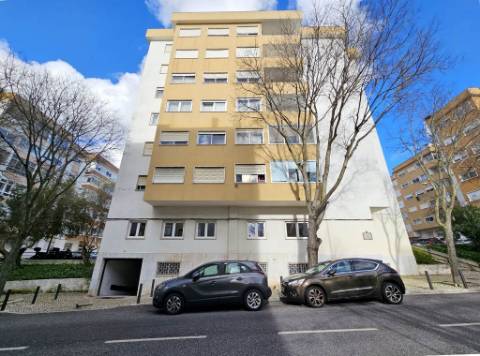 Espaçoso apartamento T10 em Linda-a-Velha, Oeiras
