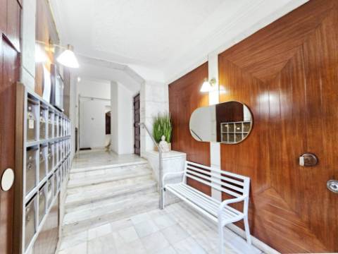 Espaçoso apartamento T10 em Linda-a-Velha, Oeiras