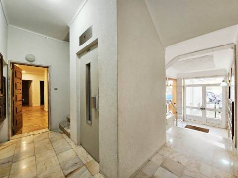 Espaçoso apartamento T10 em Linda-a-Velha, Oeiras