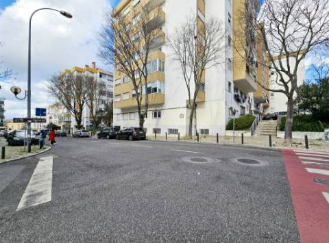 Espaçoso apartamento T10 em Linda-a-Velha, Oeiras