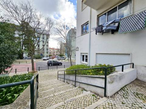 Espaçoso apartamento T10 em Linda-a-Velha, Oeiras