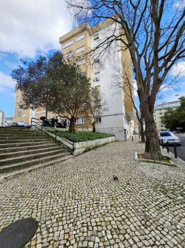 Espaçoso apartamento T10 em Linda-a-Velha, Oeiras