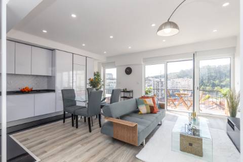 Apartamento T3, com logradouro, totalmente remodelado, em Benfica - Lisboa