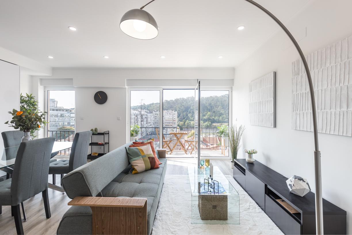 Apartamento T3, com logradouro, totalmente remodelado, em Benfica - Lisboa