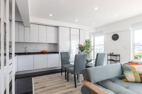 Apartamento T3, com logradouro, totalmente remodelado, em Benfica - Lisboa