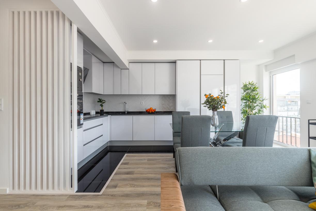 Apartamento T3, com logradouro, totalmente remodelado, em Benfica - Lisboa