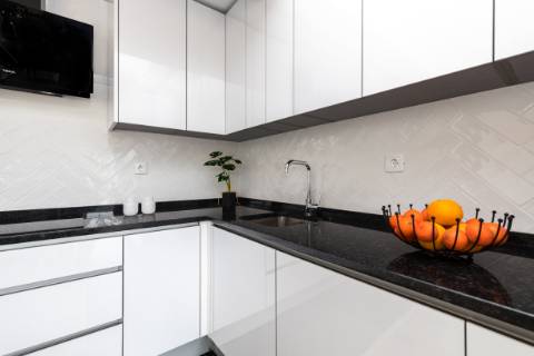 Apartamento T3, com logradouro, totalmente remodelado, em Benfica - Lisboa