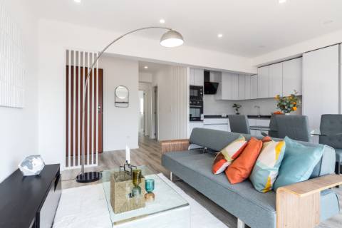 Apartamento T3, com logradouro, totalmente remodelado, em Benfica - Lisboa