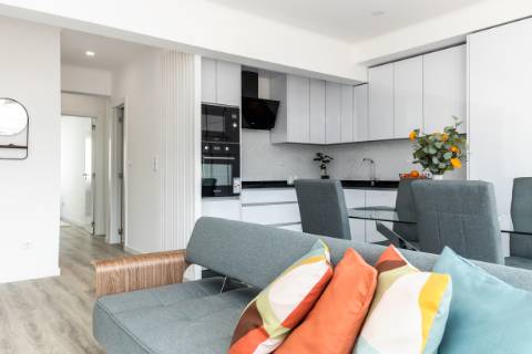 Apartamento T3, com logradouro, totalmente remodelado, em Benfica - Lisboa