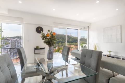 Apartamento T3, com logradouro, totalmente remodelado, em Benfica - Lisboa