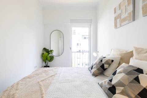 Apartamento T3, com logradouro, totalmente remodelado, em Benfica - Lisboa