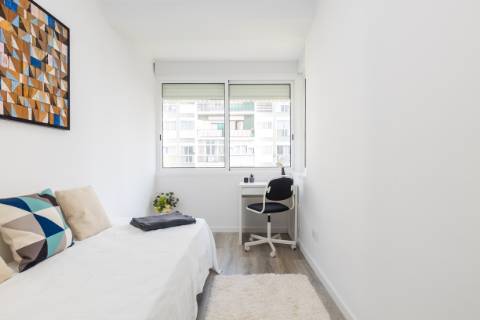 Apartamento T3, com logradouro, totalmente remodelado, em Benfica - Lisboa