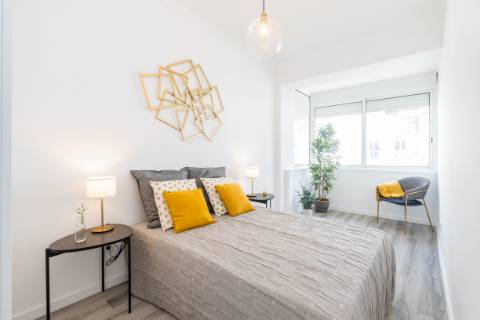 Apartamento T3, com logradouro, totalmente remodelado, em Benfica - Lisboa