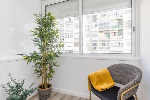 Apartamento T3, com logradouro, totalmente remodelado, em Benfica - Lisboa