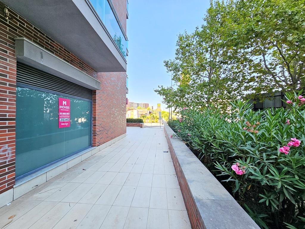Loja comercial com grande visibilidade na Urbanização MalvaRosa, em Alverca