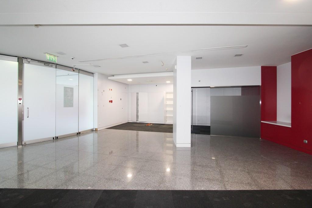 Loja comercial com grande visibilidade na Urbanização MalvaRosa, em Alverca