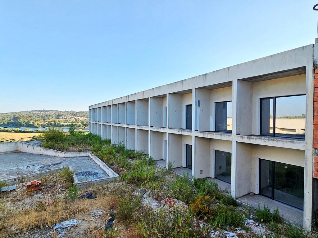 Terreno com hotel inacabado em Constância, frente rio Tejo, Santarém