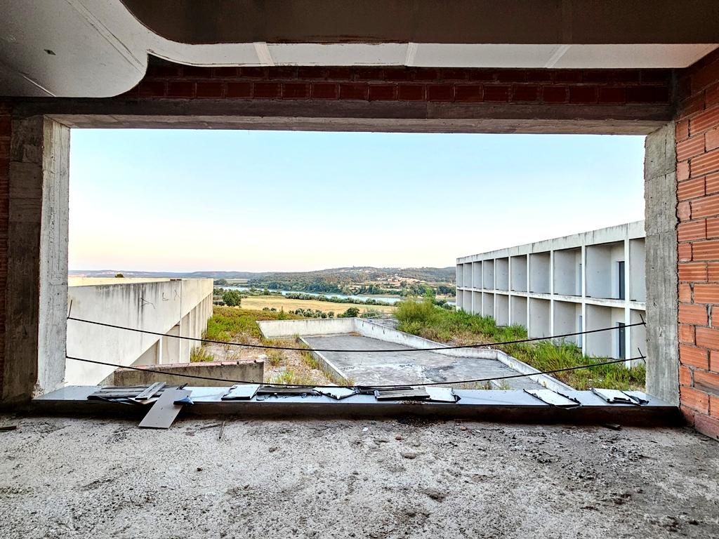 Terreno com hotel inacabado em Constância, frente rio Tejo, Santarém