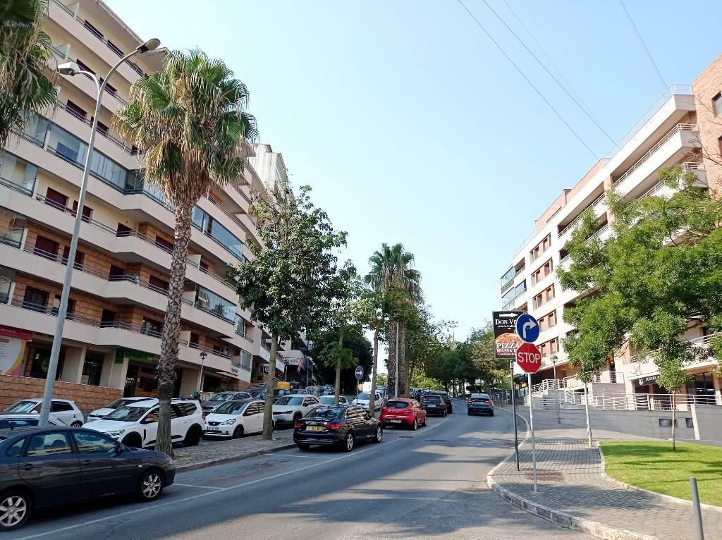 Apartamento T2, com varanda, garagem e arrecadação, nas Colinas do Cruzeiro - Odivelas